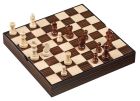 Puinen magneettinen shakki, joka pelilaudan koko on noin 28 x 28 cm. Shakkinappulat pysyvät hyvin paikoillaan laudalla.