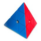 Pyramidin muotoinen pulma sisään asennetuilla magneeteilla. Pulman sivujen värit ovat sininen, punainen, keltainen ja vihreä.